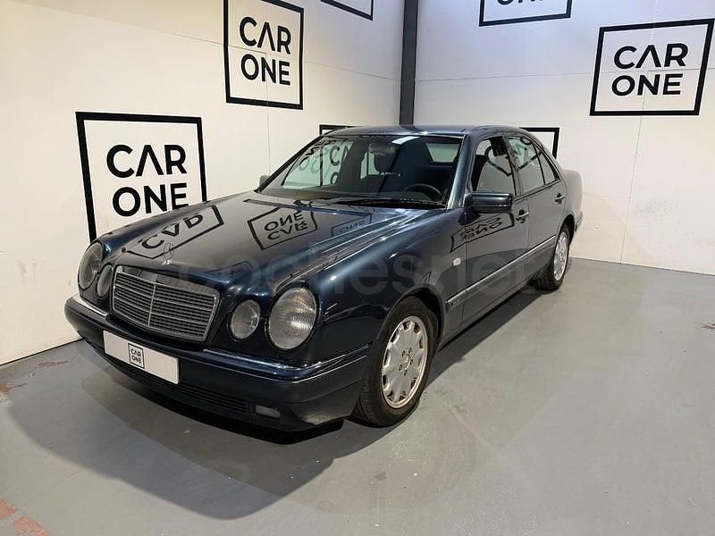 Usado Mercedes E320 Elegance 220 CV (161 kW) 1997 Azul Berlina