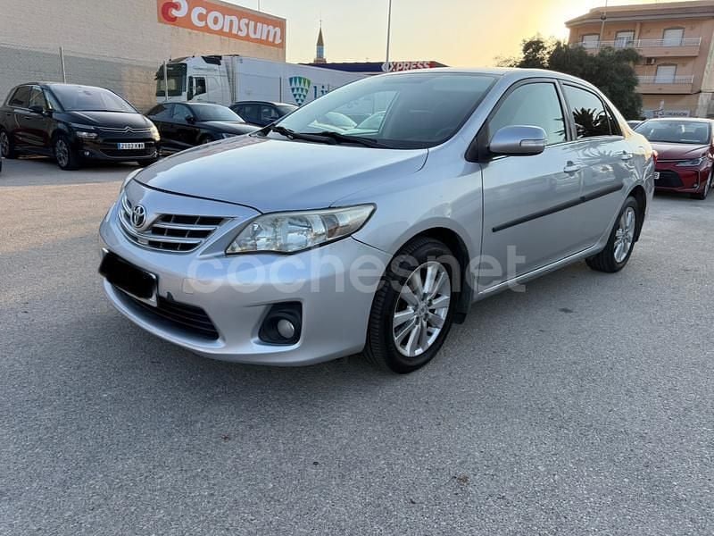 Gris / plata Usado 2013 Toyota Avensis Comfort Berlina | 7990 € (Buen precio) - Imagen 1/4