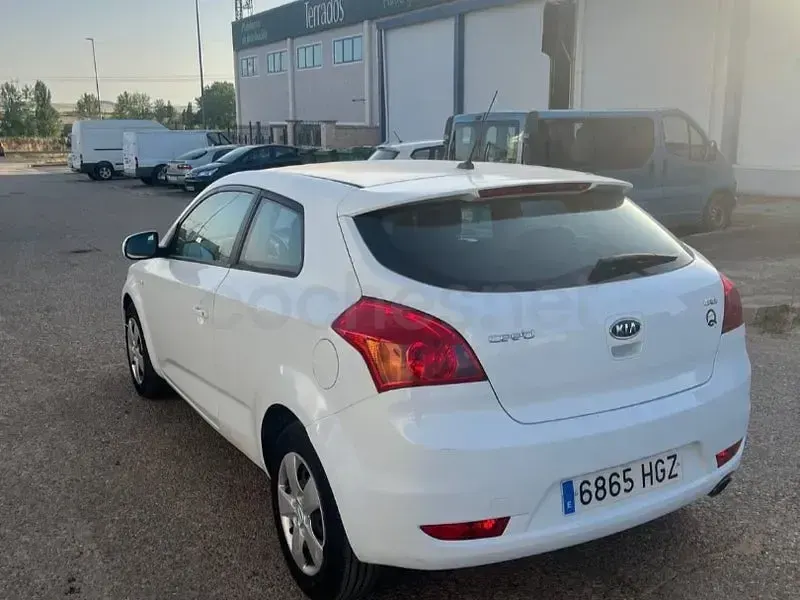 Usado Kia ProCeed 90 CV (66 kW) 2011 Blanco Utilitario