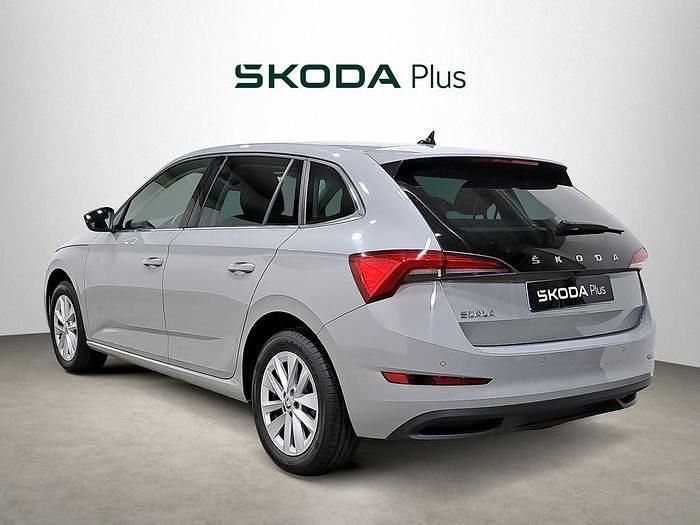 Gris Usado 2024 Skoda Scala Ambition Utilitario | 19.540 € (Precio justo) - Imagen 1/4