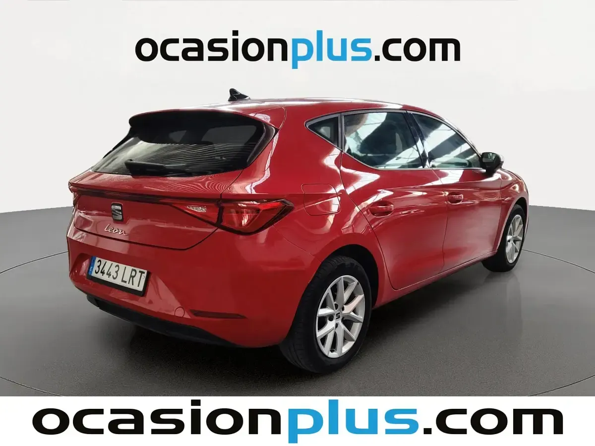 Usado Seat Leon Reference 110 CV (80 kW) 2021 Rojo Utilitario
