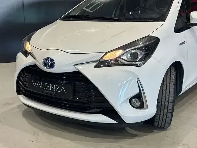 Usado Toyota Yaris Hybrid Active 100 CV (73 kW) 2019 Blanco Berlina