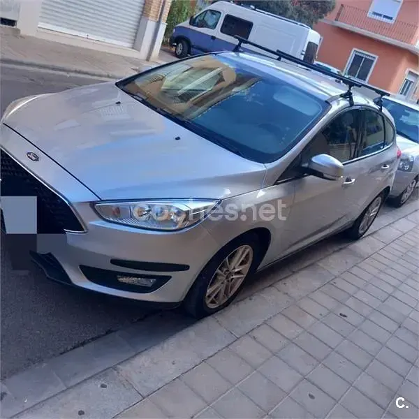 Usado Ford Focus Trend 125 CV (91 kW) 2017 Gris / plata Berlina