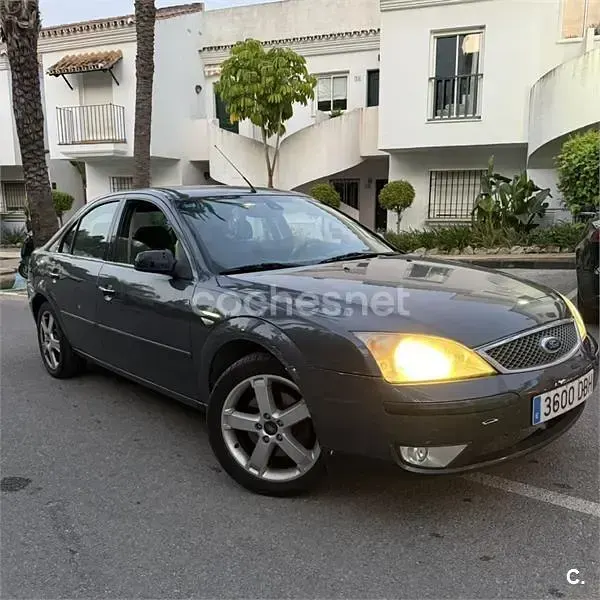 Usado Ford Mondeo Futura 115 CV (84 kW) 2004 Gris / plata Berlina
