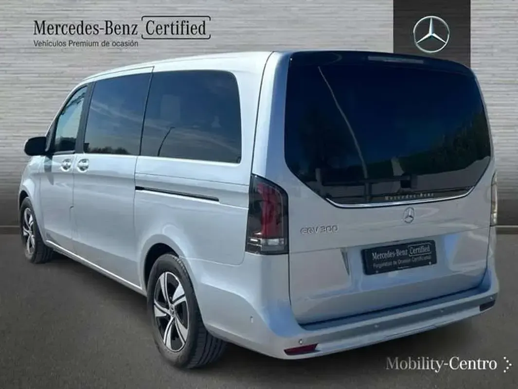 Usado Mercedes EQV300 150 kW (204 CV) 2025 Plateado Monovolumen