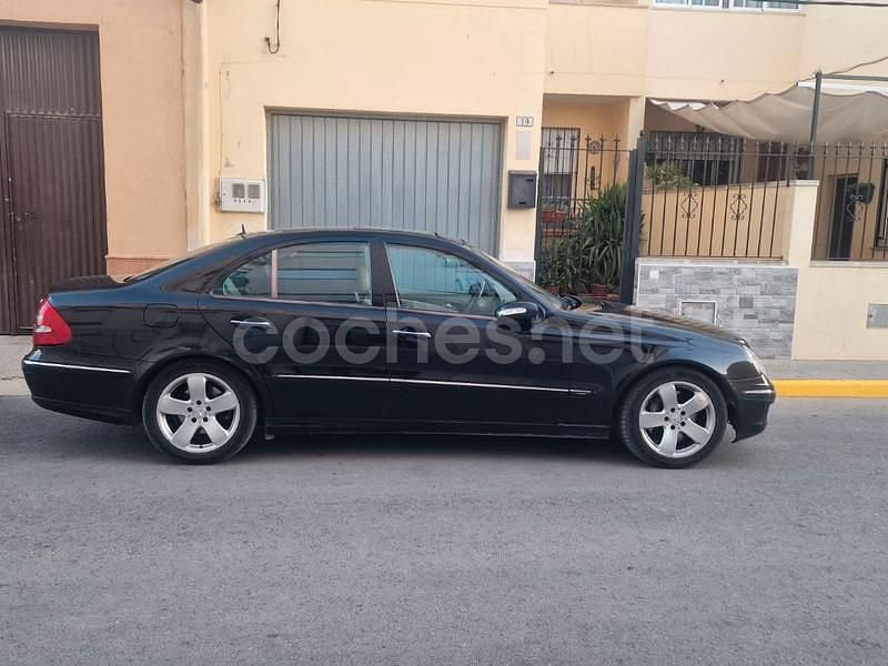 Usado Mercedes E400 Avantgarde 260 CV (191 kW) 2004 Azul Berlina