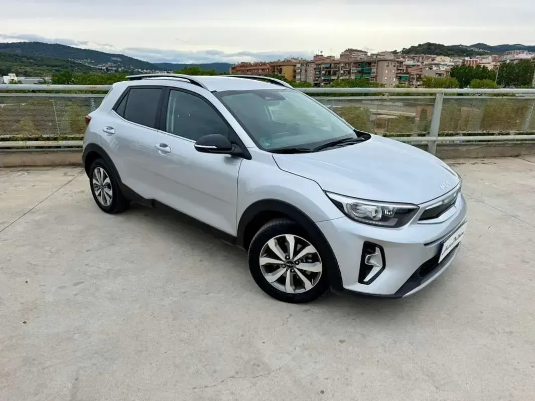 Usado Kia Stonic 101 CV (74 kW) 2022 Plateado SUV