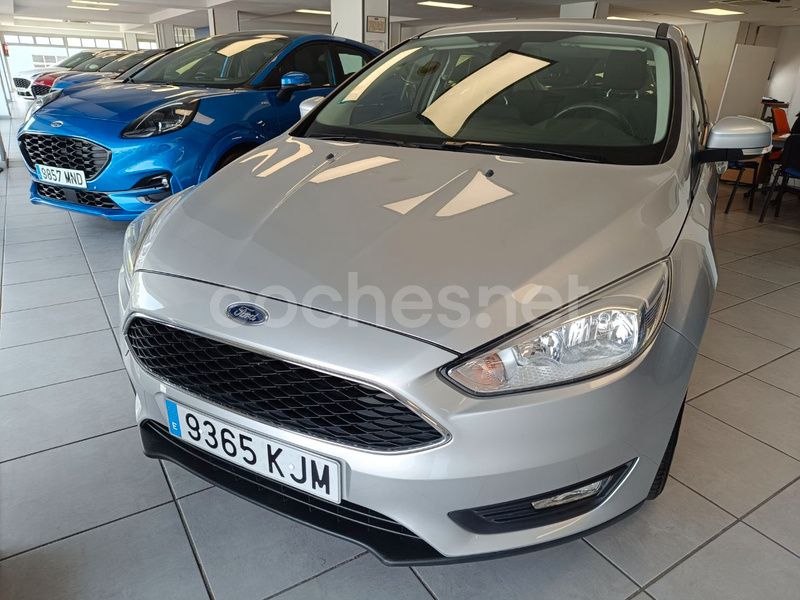 Gris / plata Usado 2018 Ford Focus Trend Berlina | 10.500 € (Buen precio) - Imagen 1/4