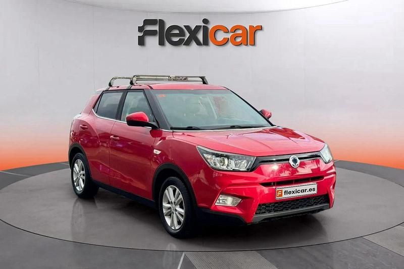 Rojo Usado 2017 Ssangyong (KGM) Tivoli Limited SUV | 9890 € (Buen precio) - Imagen 1/4
