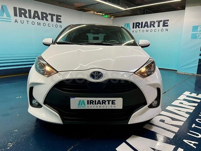 Käytetty Toyota Yaris Hybrid Active 116 HP (85 kW) 2021 Valkoinen Sedan