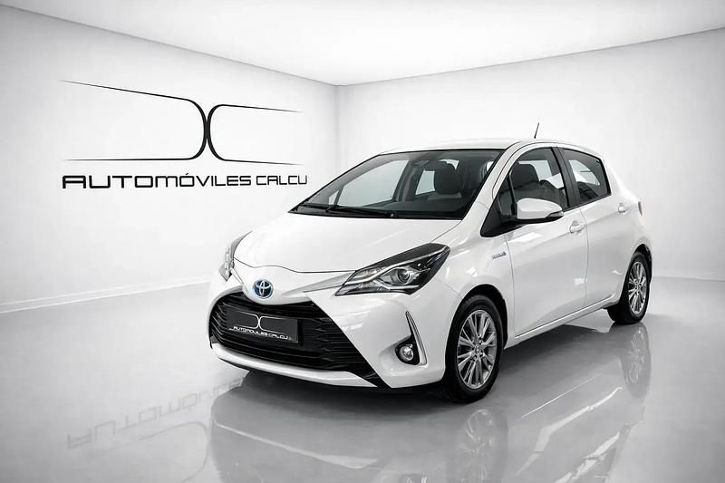 Usado Toyota Yaris Hybrid Active 100 CV (73 kW) 2020 Blanco Berlina