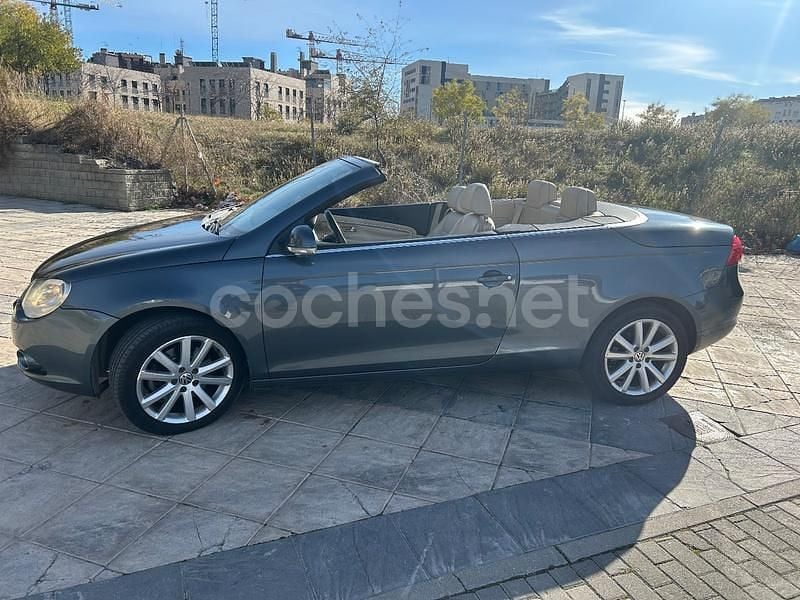 Usado VW Eos 140 CV (102 kW) 2008 Gris / plata Descapotable