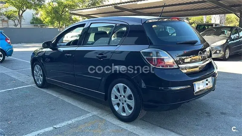 Usado Opel Astra Sport 110 CV (80 kW) 2010 Negro Berlina