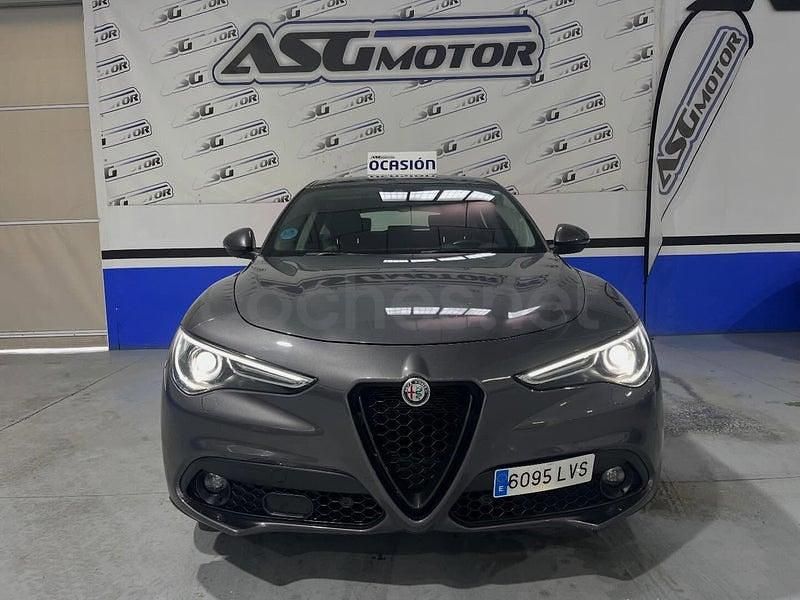 Usado Alfa Romeo Stelvio Sprint 190 CV (139 kW) 2022 Gris / plata SUV