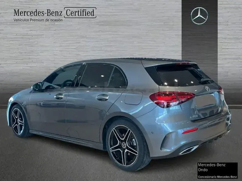 Usado Mercedes A180 136 CV (100 kW) 2025 Gris / plata Berlina