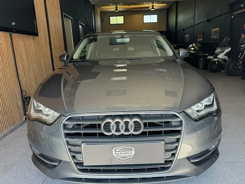 Usado Audi A3 Attraction 150 CV (110 kW) 2015 Gris / plata Berlina