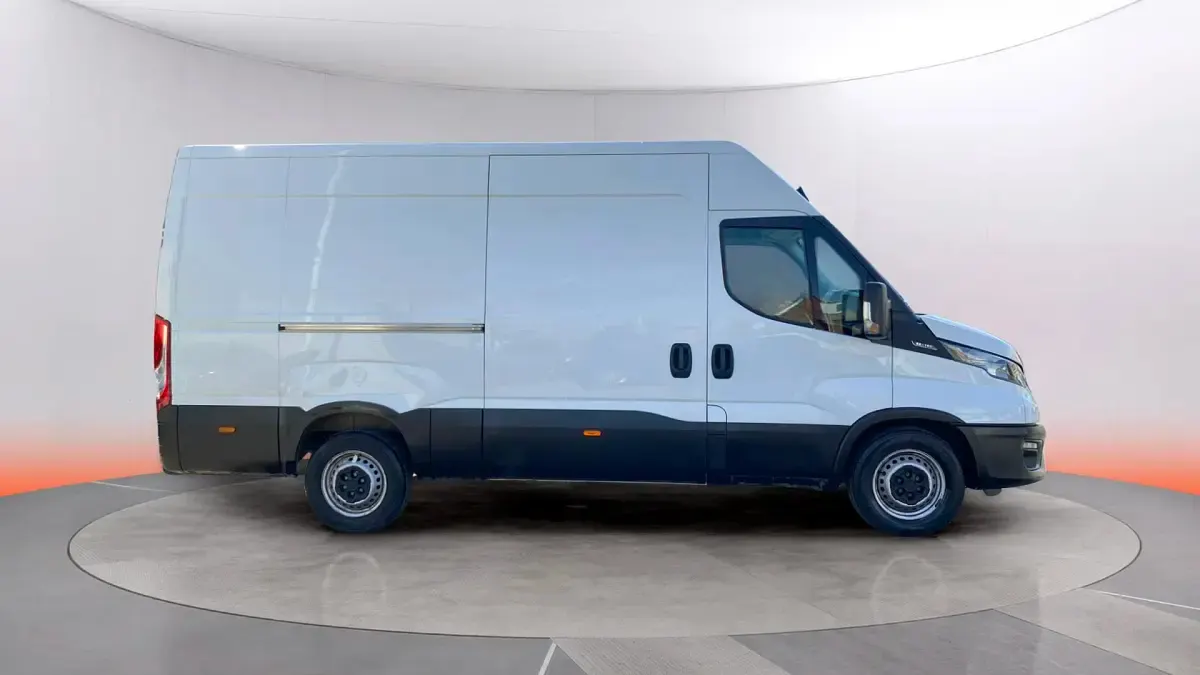 Usado Iveco Daily 156 CV (114 kW) 2023 Blanco Berlina