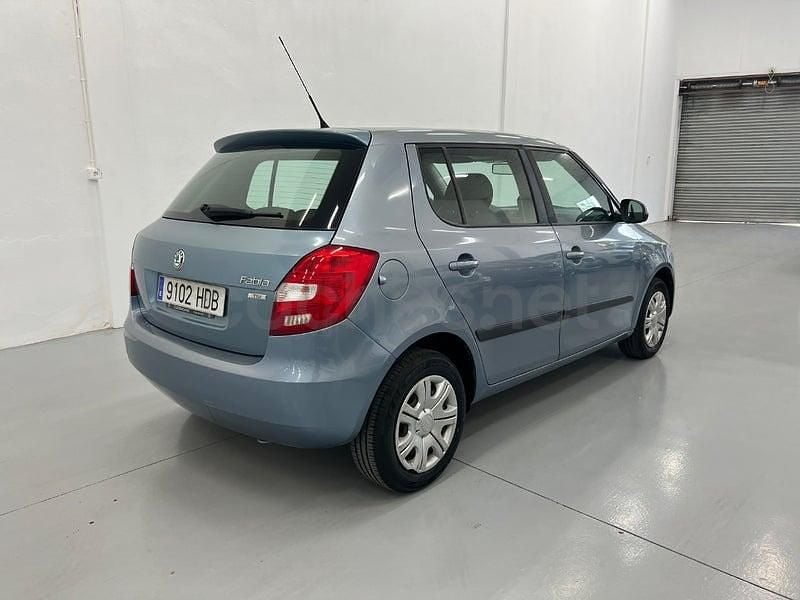 Usado Skoda Fabia Ambition 85 CV (62 kW) 2011 Azul Berlina
