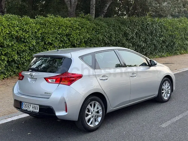 Usado Toyota Auris Active 124 CV (91 kW) 2013 Gris / plata Berlina
