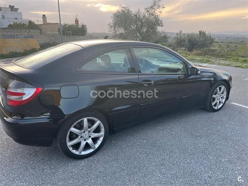 Usado Mercedes C220 143 CV (105 kW) 2003 Negro Berlina
