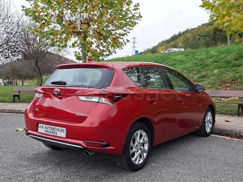 Usado Toyota Auris Active 116 CV (85 kW) 2015 Granate Berlina