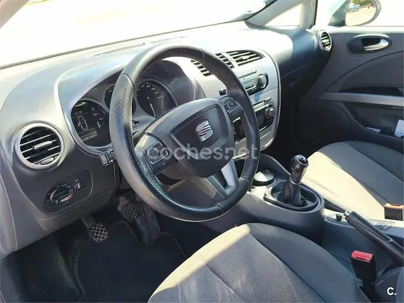 Usado Seat Leon Style 105 HP (77 kW) 2010 Branco Citadino