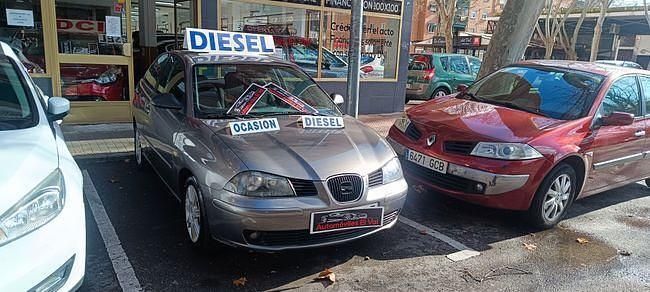 Usado Seat Ibiza Reference 100 CV (73 kW) 2004 Gris Utilitario