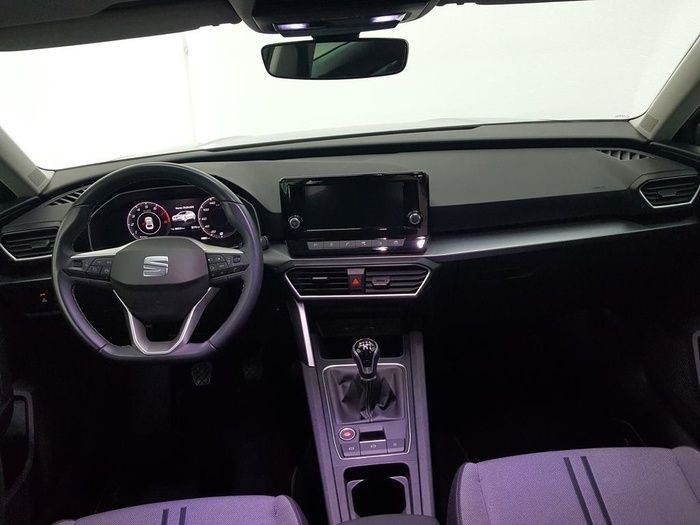 Usado Seat Leon Style 110 CV (80 kW) 2022 Gris Berlina