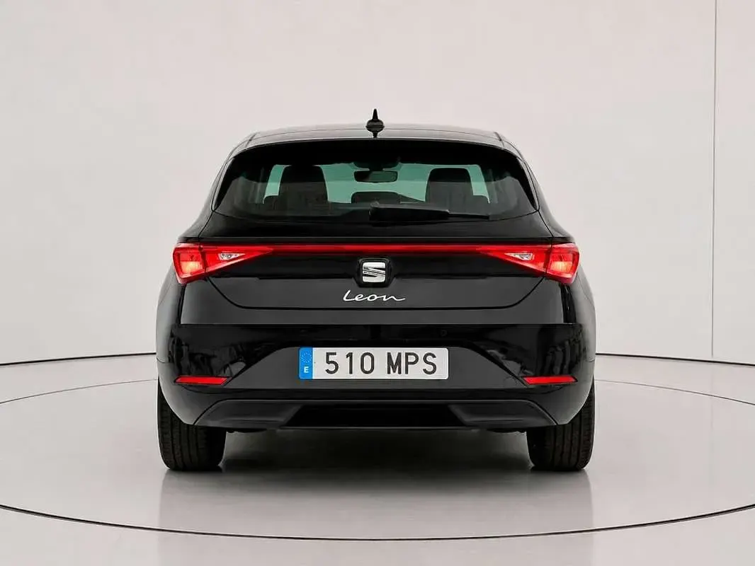Usado Seat Leon Style 110 CV (80 kW) 2024 Negro Utilitario