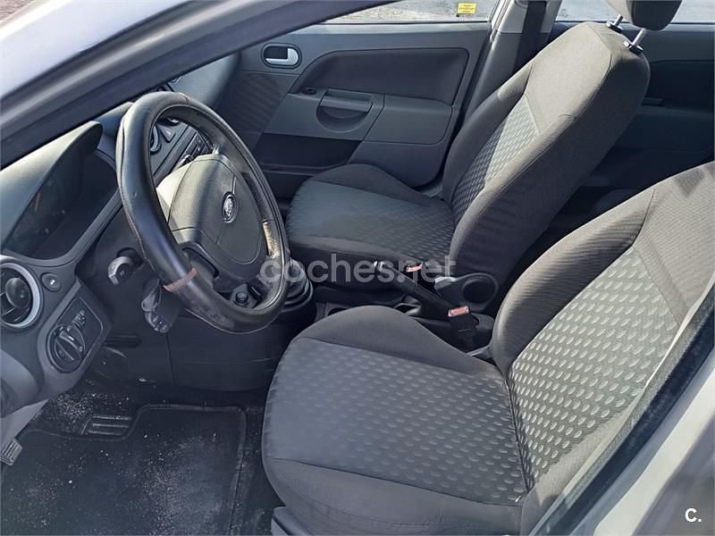 Usado Ford Fiesta Trend 80 CV (58 kW) 2003 Gris / plata Utilitario