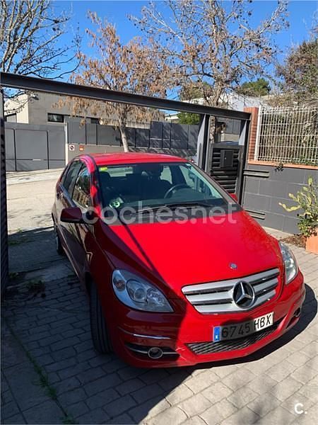Usado Mercedes B180 109 CV (80 kW) 2011 Rojo Monovolumen