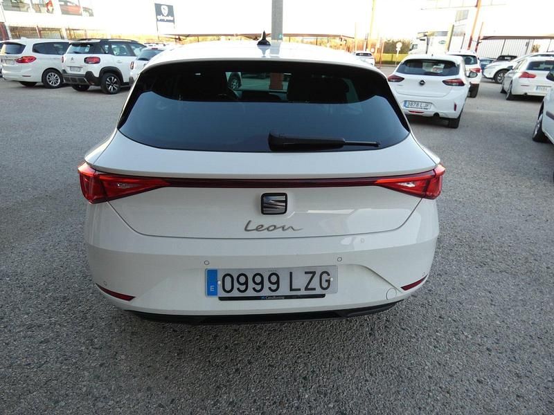 Usado Seat Leon Style 115 CV (84 kW) 2022 Blanco