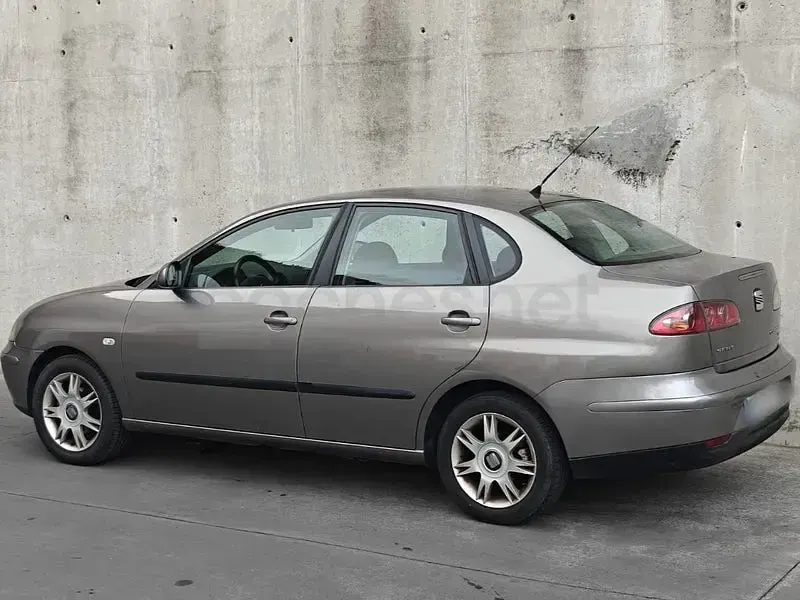 Usado Seat Cordoba Sport 100 CV (73 kW) 2003 Gris / plata Berlina