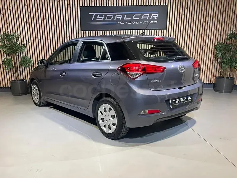 Usado Hyundai i20 90 CV (66 kW) 2016 Gris / plata Berlina