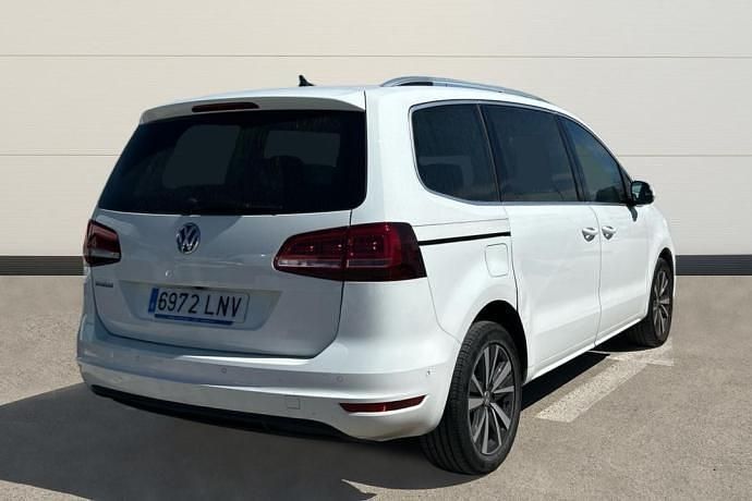 Usado VW Sharan Advance 150 CV (110 kW) 2021 Blanco Monovolumen