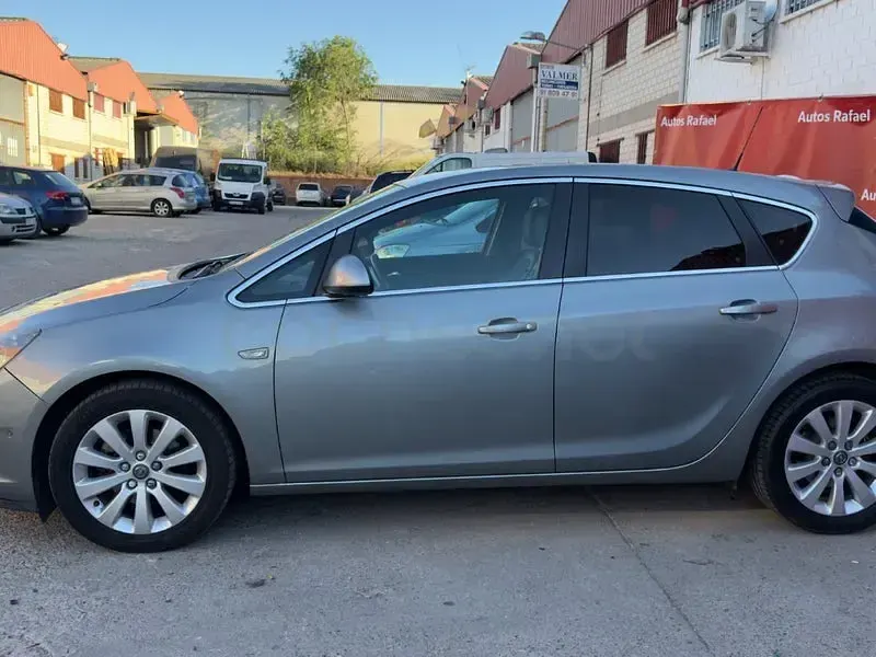 Usado Opel Astra Excellence 130 CV (95 kW) 2014 Gris / plata Berlina