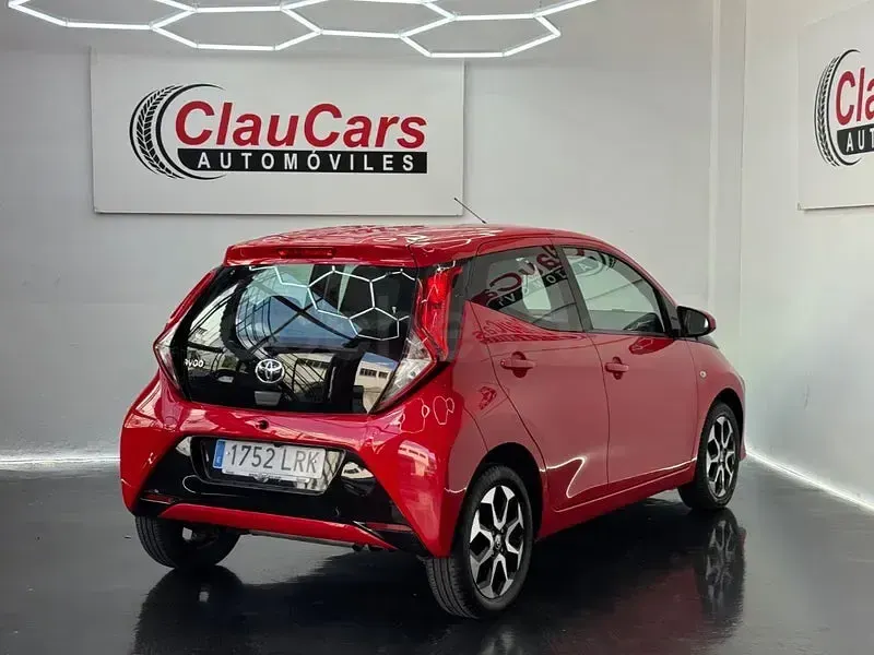 Usado Toyota Aygo X-play 72 CV (52 kW) 2021 Rojo Utilitario