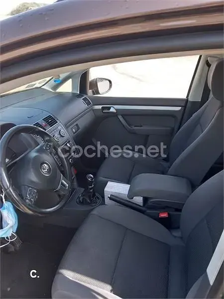 Usado VW Touran Advance 105 CV (77 kW) 2015 Marrón Monovolumen