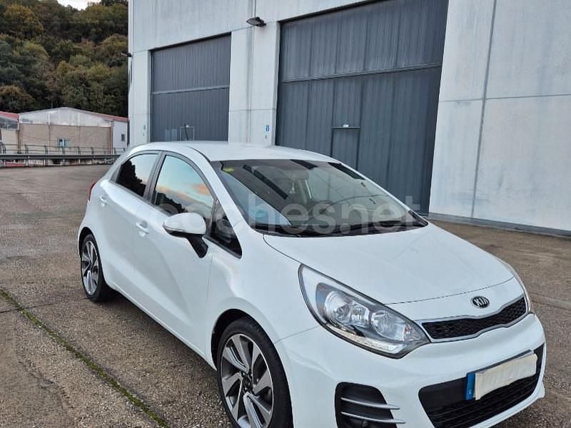 Blanco Usado 2017 Kia Rio Berlina | 8850 € (Precio justo) - Imagen 1/4