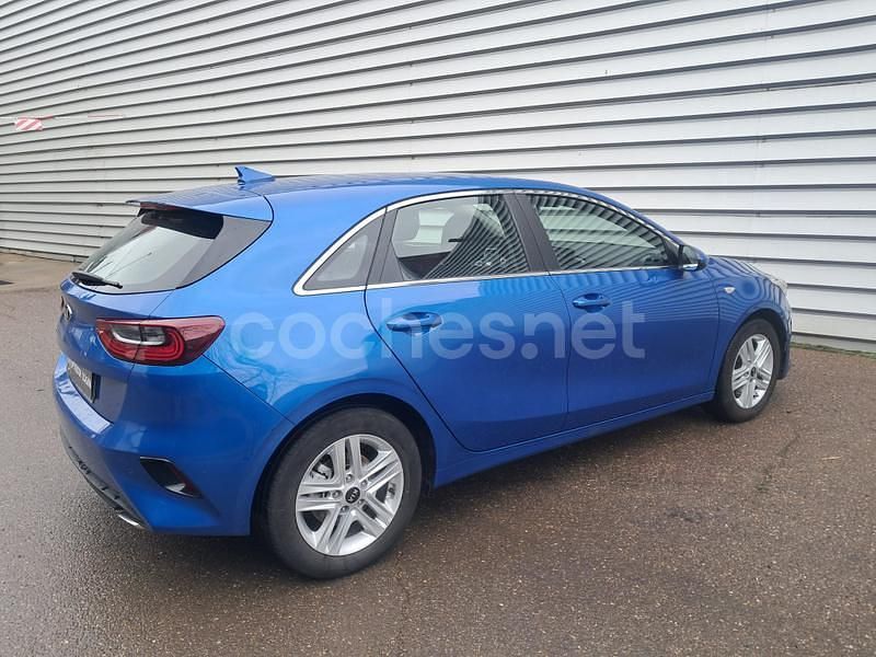 Usado Kia Ceed 100 CV (73 kW) 2021 Azul Utilitario