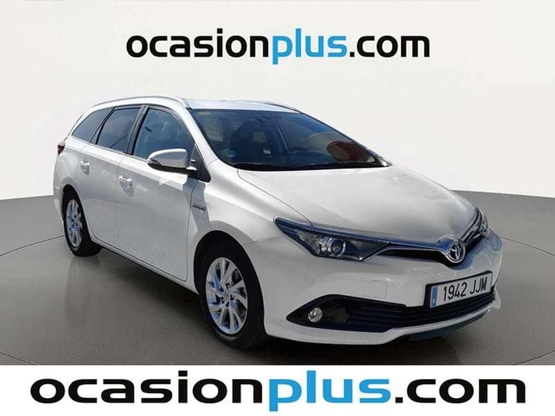 Usado Toyota Auris Touring Sports Active 136 CV (100 kW) 2015 Blanco Familiar