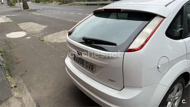 Usado Ford Focus Trend 109 CV (80 kW) 2010 Blanco Berlina