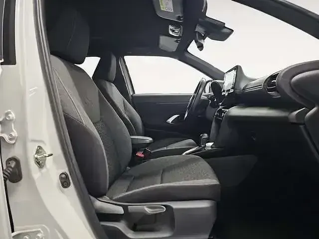 Używany Toyota Yaris Hybrid Active 116 KM (85 kW) 2022 Biały Pickup