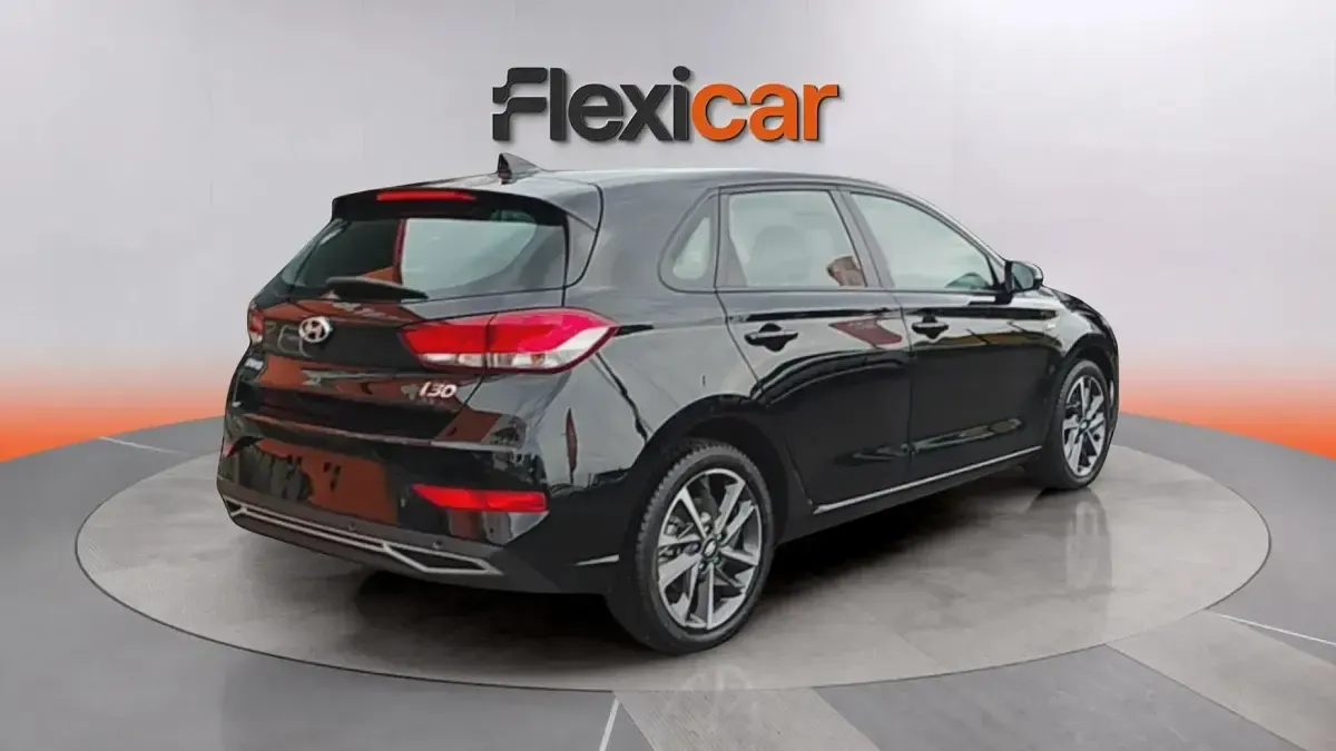 Usado Hyundai i30 110 HP (80 kW) 2023 Preto Sedan