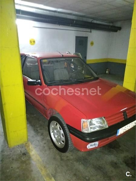 Usado Peugeot 205 80 CV (58 kW) 1990 Rojo Berlina