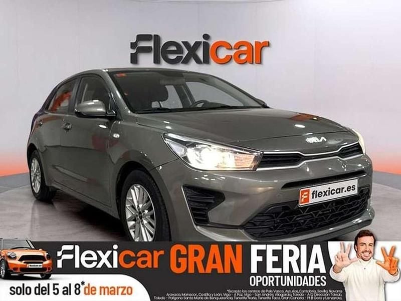 Usado Kia Rio 84 CV (61 kW) 2022 Gris Utilitario