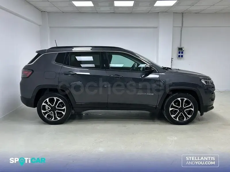 Usado Jeep Compass Limited 130 CV (95 kW) 2022 Gris / plata SUV