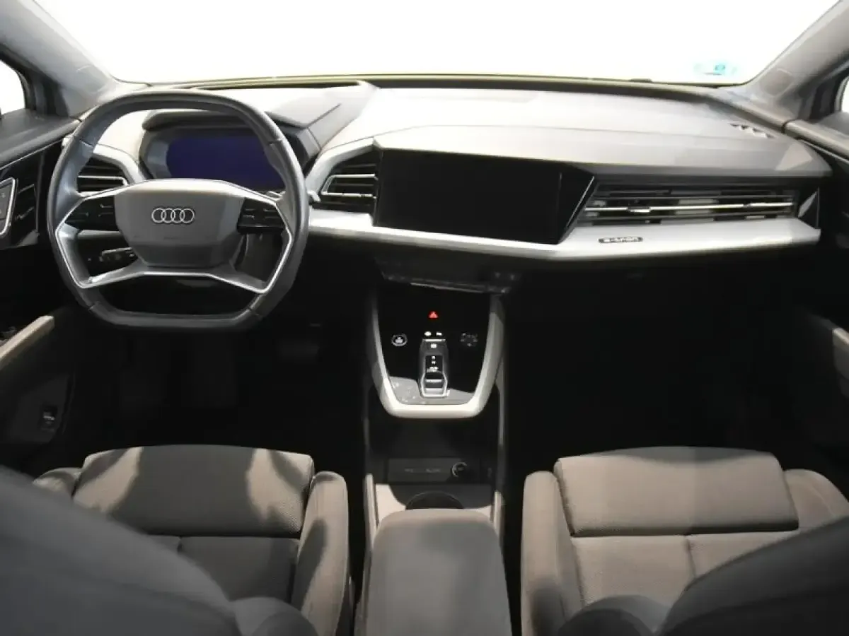 Usado Audi Q4 e-tron S-Line 150 kW (204 CV) 2023 Gris/plata SUV