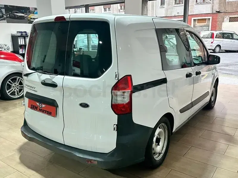 Usado Ford Tourneo Courier Trend 75 CV (55 kW) 2015 Blanco Monovolumen