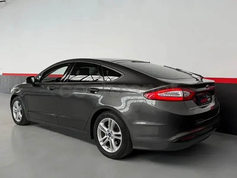 Usado Ford Mondeo Titanium 150 CV (110 kW) 2016 Gris / plata Berlina